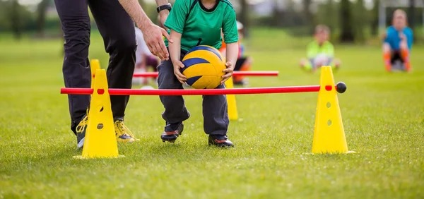 为什么投手在被击出长打后习惯性踢开投球丘上的松散泥土